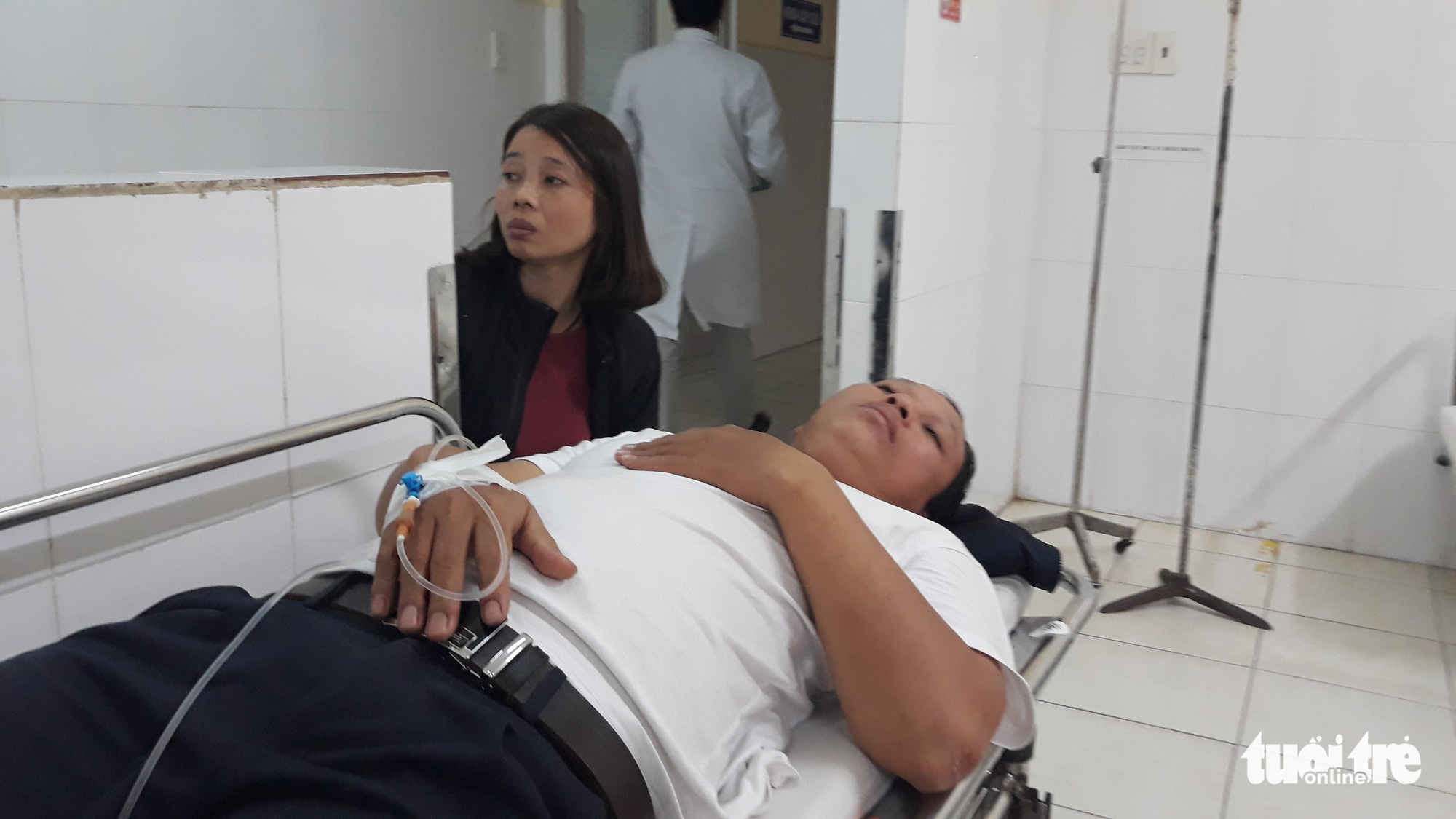 Vụ lật xe khách ở Khánh Hòa: “Gãy xương sườn nhưng tôi tìm vợ trước tiên” - Ảnh 1. Vụ lật xe khách ở Khánh Hòa: “Gãy xương sườn nhưng tôi tìm vợ trước tiên” - Ảnh 1.