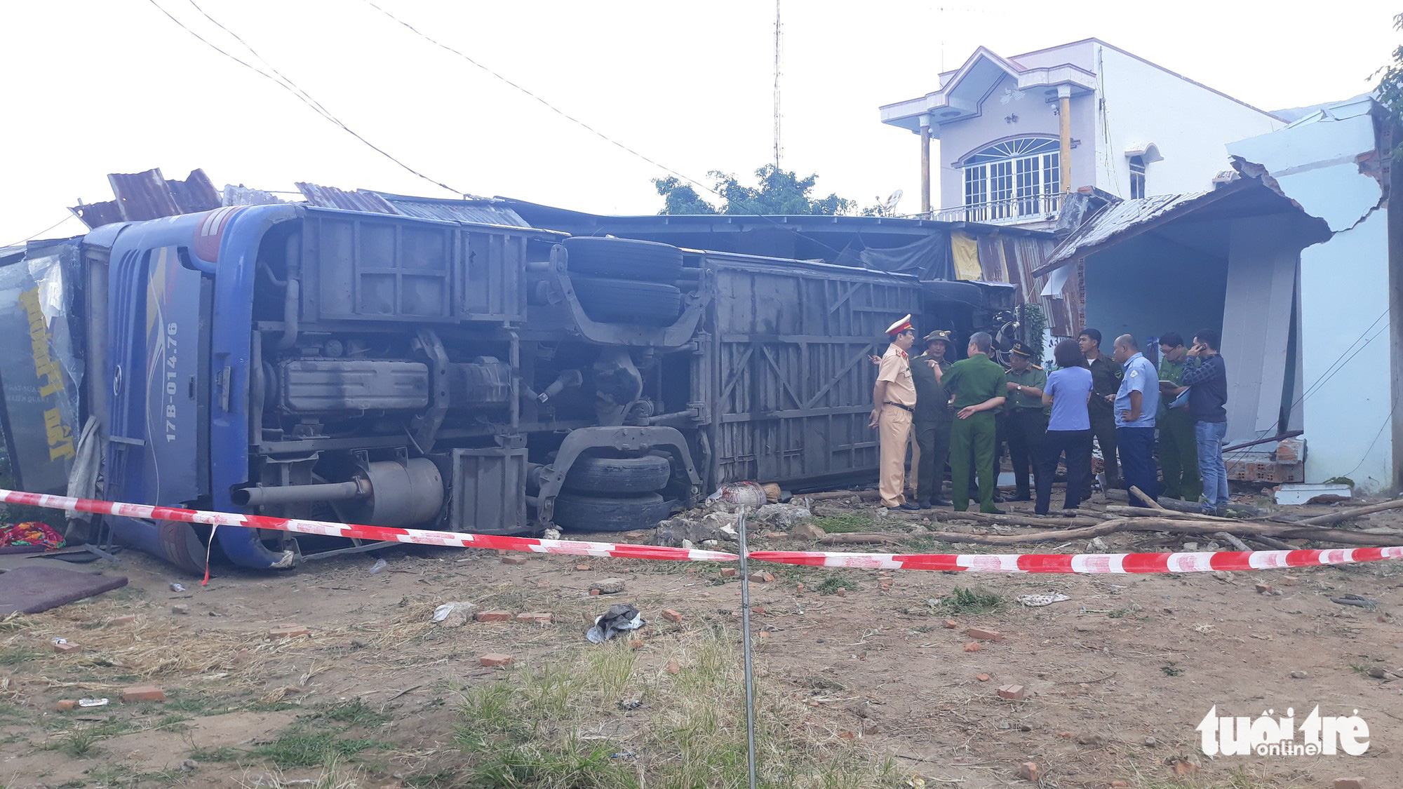 Vụ lật xe khách ở Khánh Hòa: “Gãy xương sườn nhưng tôi tìm vợ trước tiên” - Ảnh 5. Vụ lật xe khách ở Khánh Hòa: “Gãy xương sườn nhưng tôi tìm vợ trước tiên” - Ảnh 5.