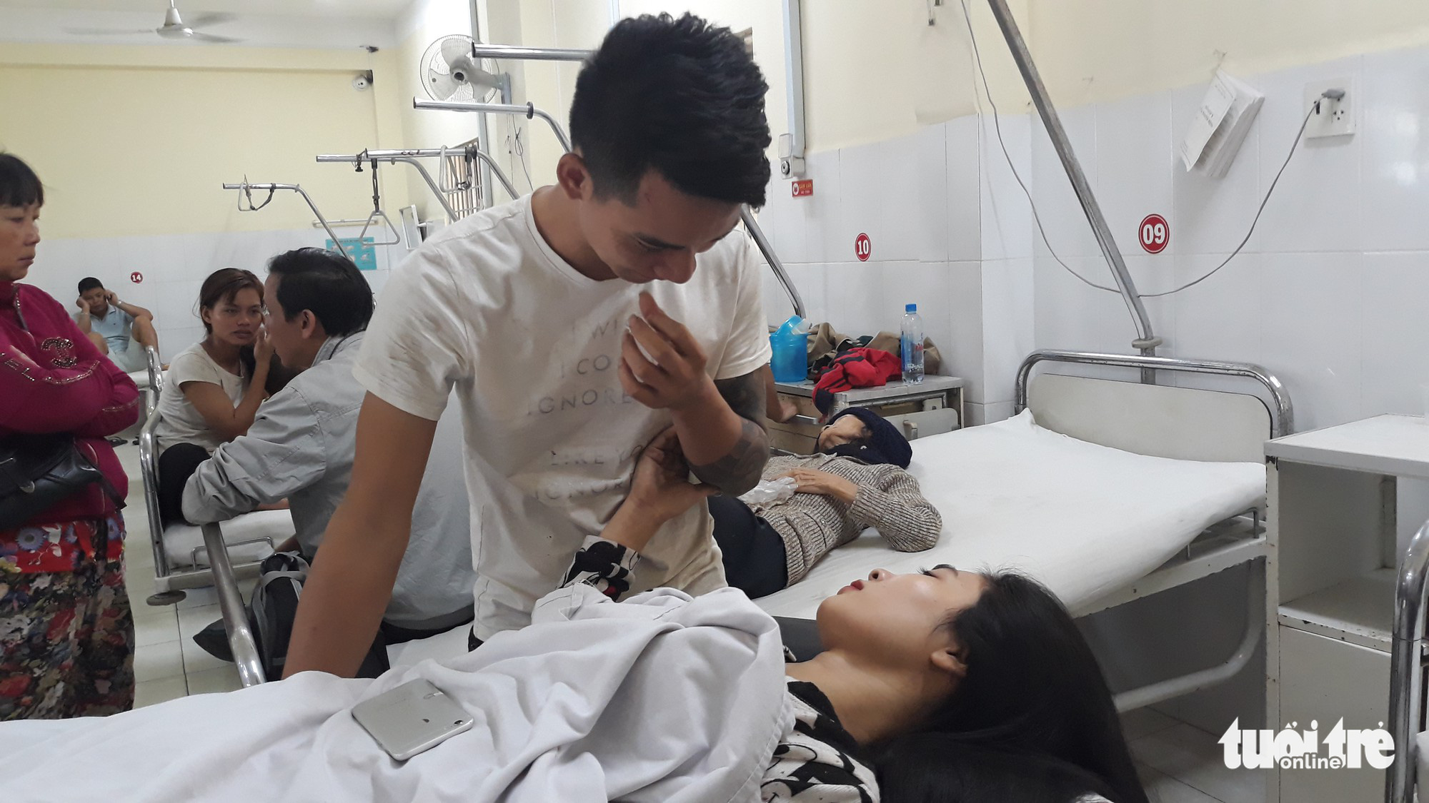 Vụ lật xe khách ở Khánh Hòa: “Gãy xương sườn nhưng tôi tìm vợ trước tiên” - Ảnh 2. Vụ lật xe khách ở Khánh Hòa: “Gãy xương sườn nhưng tôi tìm vợ trước tiên” - Ảnh 2.