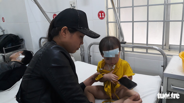 Vụ lật xe khách ở Khánh Hòa: “Gãy xương sườn nhưng tôi tìm vợ trước tiên” - Ảnh 3. Vụ lật xe khách ở Khánh Hòa: “Gãy xương sườn nhưng tôi tìm vợ trước tiên” - Ảnh 3.