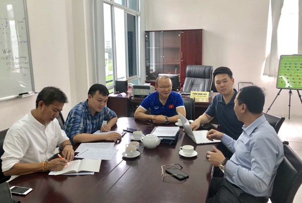 HLV Park Hang Seo tham vấn HLV Hoàng Anh Tuấn xây dựng U23 VN - Ảnh 2. HLV Park Hang Seo tham vấn HLV Hoàng Anh Tuấn xây dựng U23 VN - Ảnh 2.