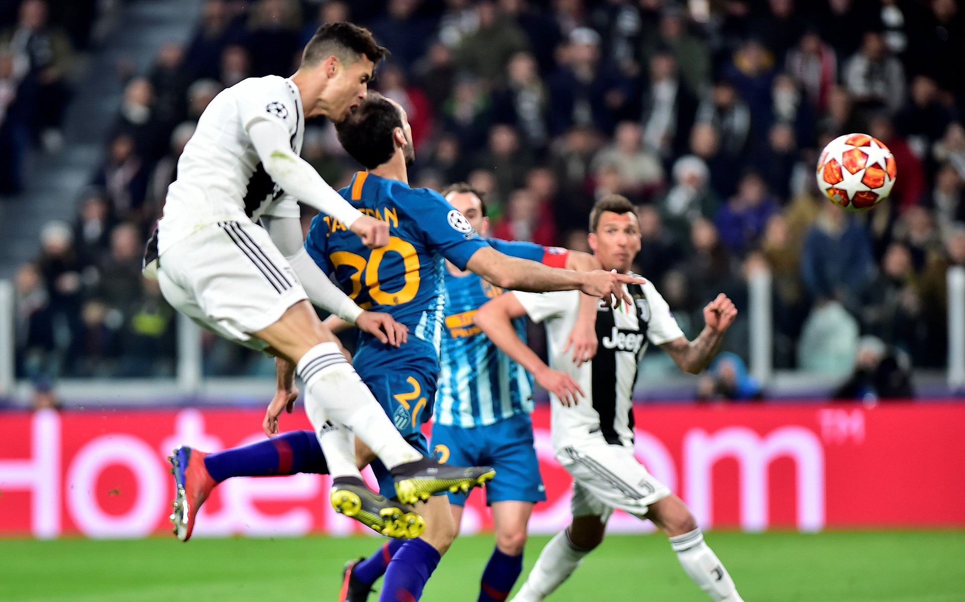 Xem 'siêu nhân' Ronaldo đánh bại Atletico Madrid qua ảnh