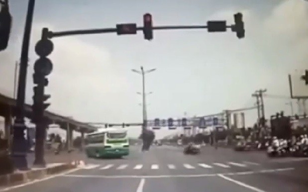 Xác minh clip tài xế xe buýt vừa lái xe, vừa xem điện thoại ở quận 5- Ảnh 2. Né xe buýt vượt đèn đỏ, xe ben suýt gây tai nạn thảm khốc