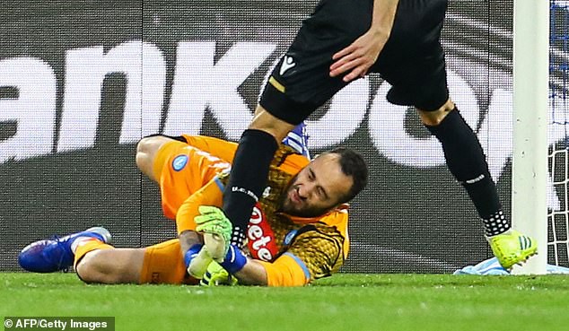 Thủ môn thuộc biên chế Arsenal gục ngã trên sân vì chấn thương đầu - Ảnh 3. Thủ môn thuộc biên chế Arsenal gục ngã trên sân vì chấn thương đầu - Ảnh 3.