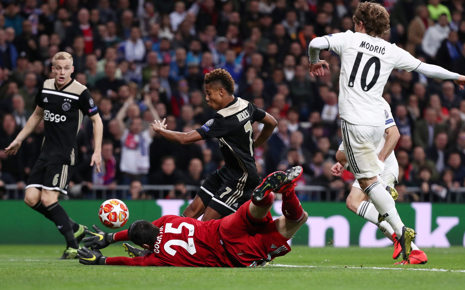 Chùm ảnh Real Madrid thảm bại trước Ajax
