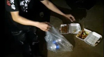 Vũng Tàu sau 3 năm cấm ăn nhậu ở bãi tắm, vẫn còn nhiều du khách vi phạm - Ảnh 3. Vũng Tàu sau 3 năm cấm ăn nhậu ở bãi tắm, vẫn còn nhiều du khách vi phạm - Ảnh 3.