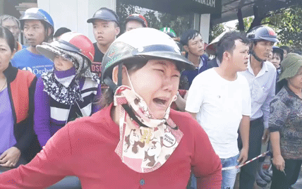 Xe tải lao qua đường cán người, đâm vào xe bán cháo, quán cà phê
