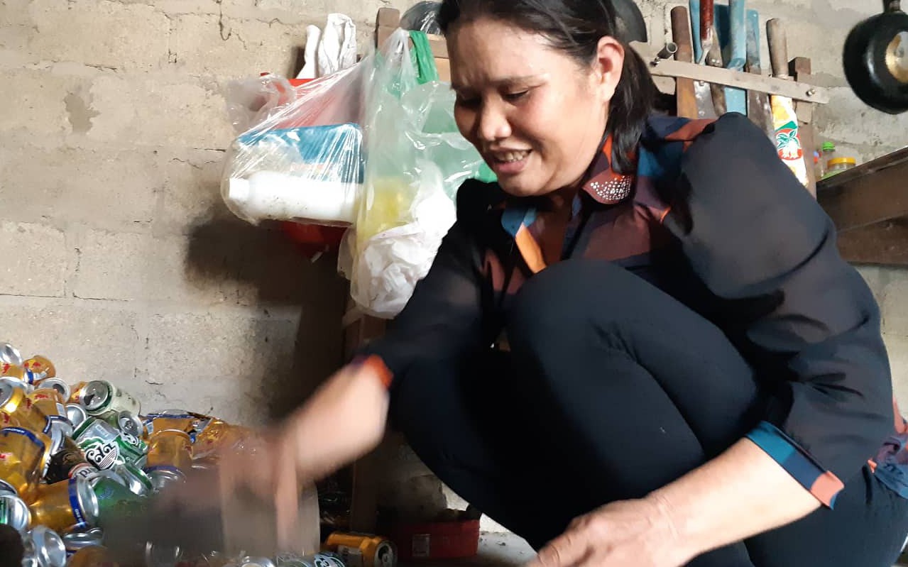 Định mắng 'bom' hàng, chủ shop khóc khi biết bé nhặt ve chai mua đồ cho mẹ bệnh nhưng thiếu tiền- Ảnh 4. Khen thưởng chị nhặt ve chai có tấm lòng thơm thảo
