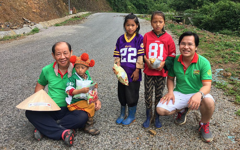 Một người Hàn đi bộ khắp Việt Nam tặng học bổng cho trẻ em nghèo