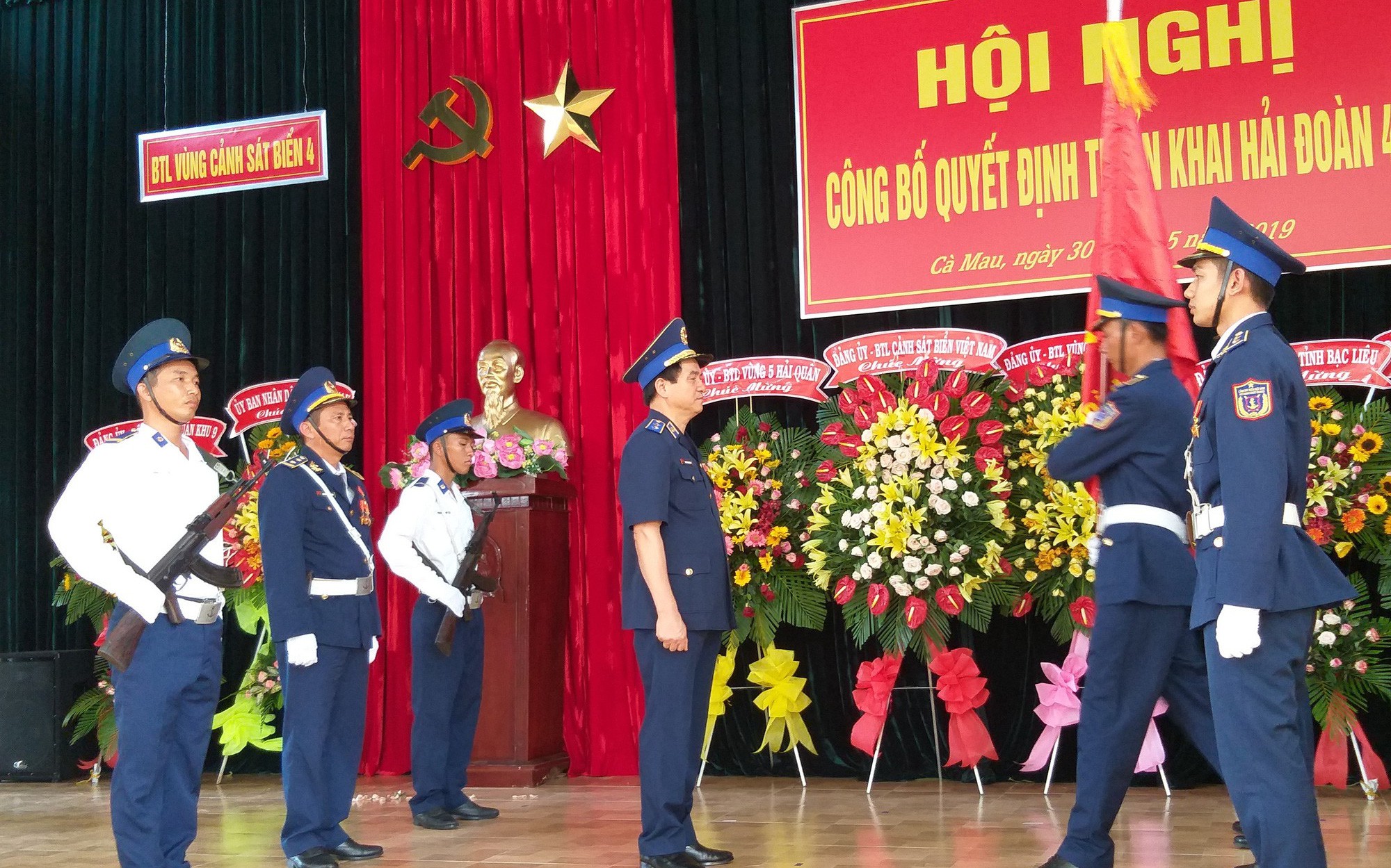 'Tết hải đảo - xuân yêu thương' đến với bà con nghèo  - Ảnh 2.