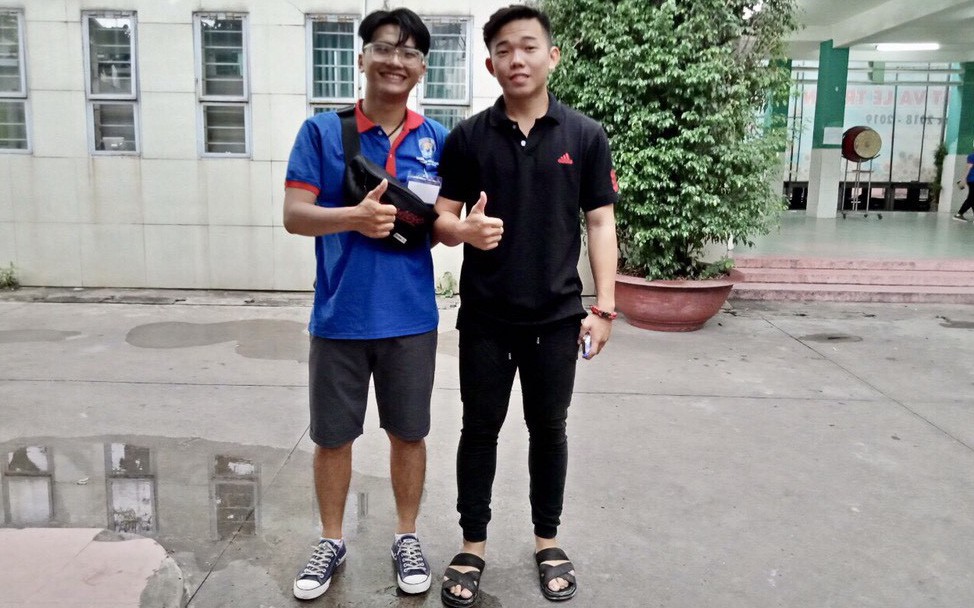 Tranh luận 'nảy lửa' chuyện thí sinh mặc quần đùi đi thi tốt nghiệp THPT- Ảnh 3. Thí sinh được sinh viên tình nguyện cho mượn... quần dài