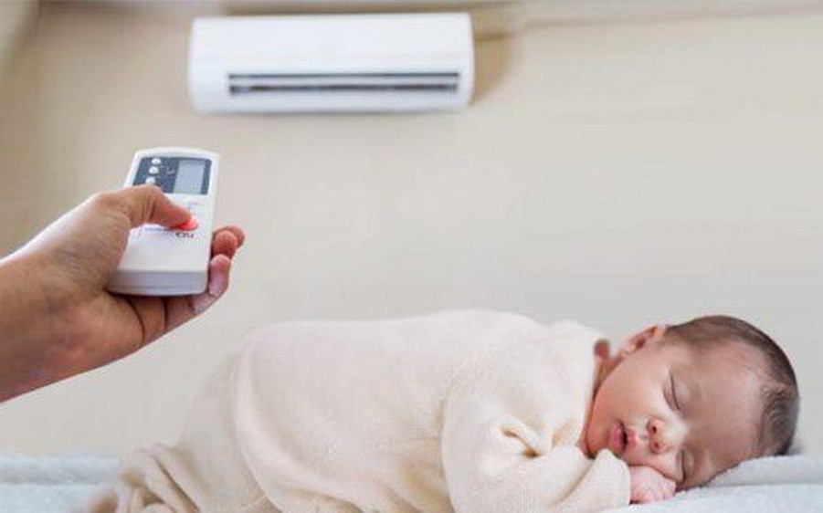 Những rủi ro khi ở trong môi trường máy điều hòa quá lâu- Ảnh 3. Trẻ bị sốt có nên nằm phòng có máy điều hòa không?