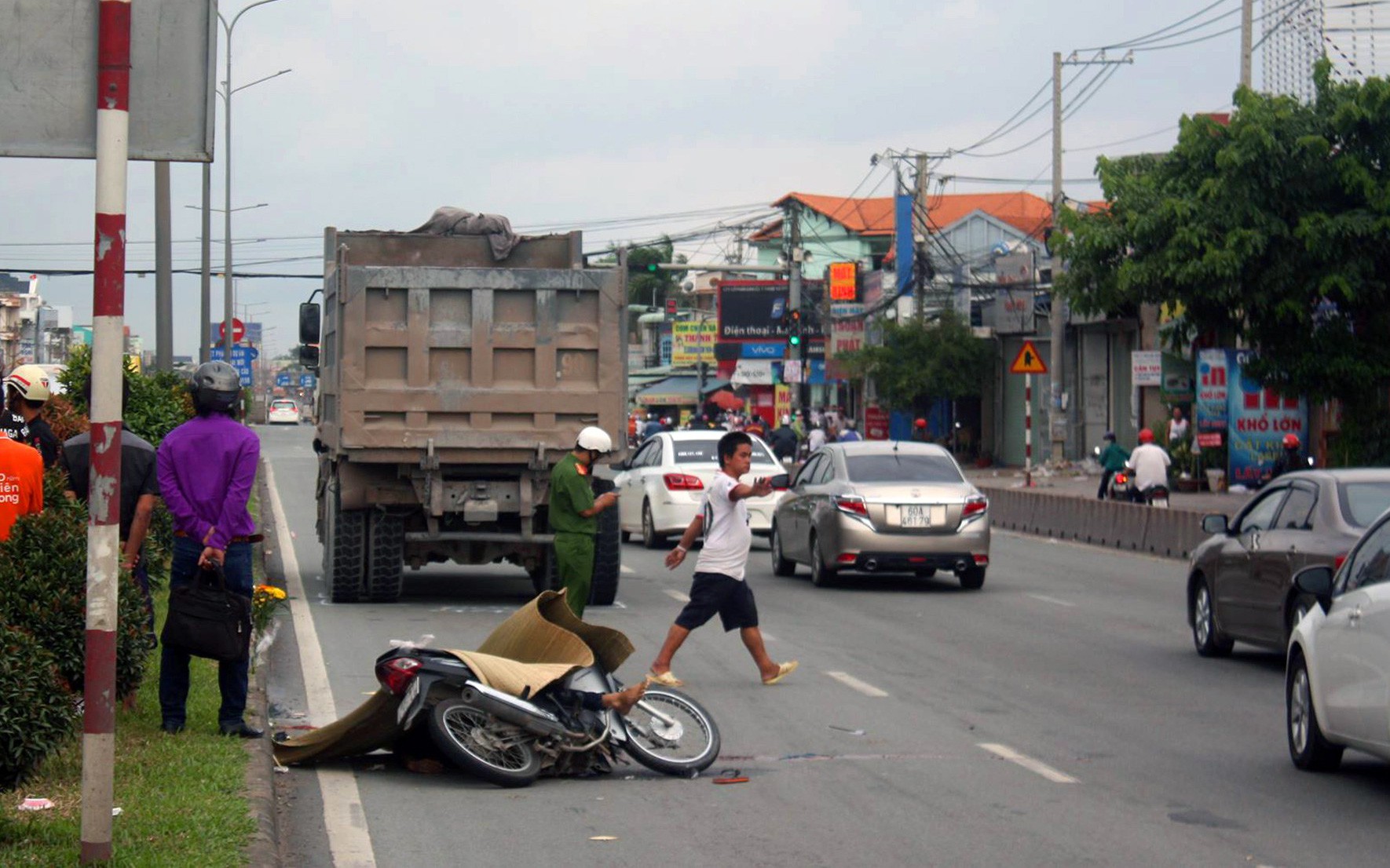 Chạy xe máy vào làn ô tô trên quốc lộ 51, hai người tử vong- Ảnh 2. Lại tai nạn chết người do chạy xe máy vào làn ôtô ở quốc lộ 51