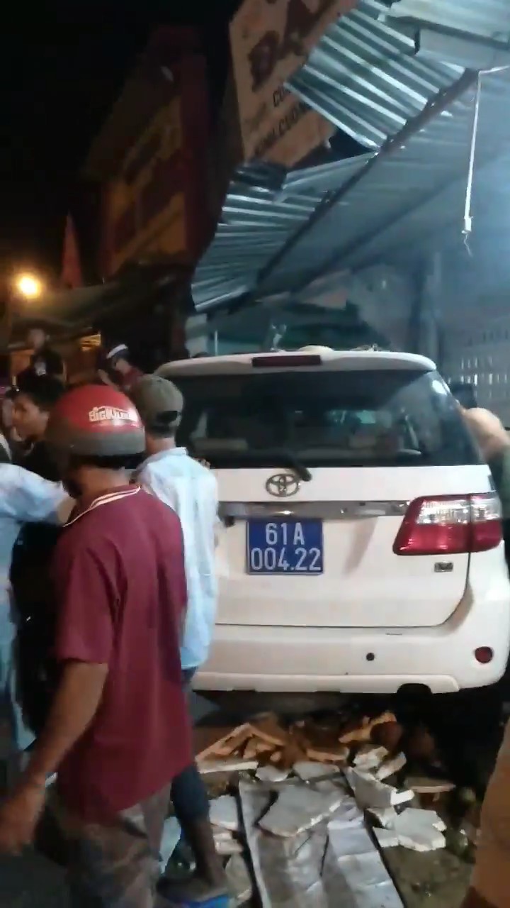 Xe CSGT Bình Dương gây tai nạn, 1 người tử vong - Ảnh 4. Xe CSGT Bình Dương gây tai nạn, 1 người tử vong - Ảnh 4.