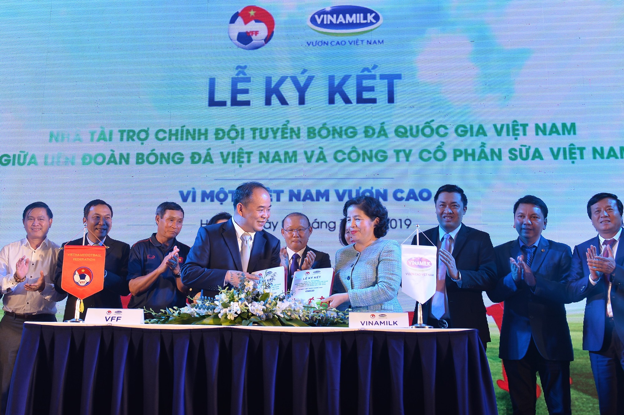 Vinamilk tài trợ chính thức cho các đội tuyển bóng đá quốc gia Việt Nam - Ảnh 1. Vinamilk tài trợ chính thức cho các đội tuyển bóng đá quốc gia Việt Nam - Ảnh 1.