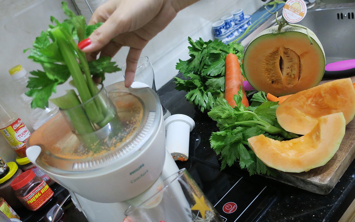 Không chỉ làm đẹp, cần tây hỗ trợ chữa nhiều bệnh nhưng 'tối kỵ' với ai?- Ảnh 3. Uống nước ép cần tây giữ dáng như siêu mẫu Kylie Jenner đang rộ, thực hư ra sao?