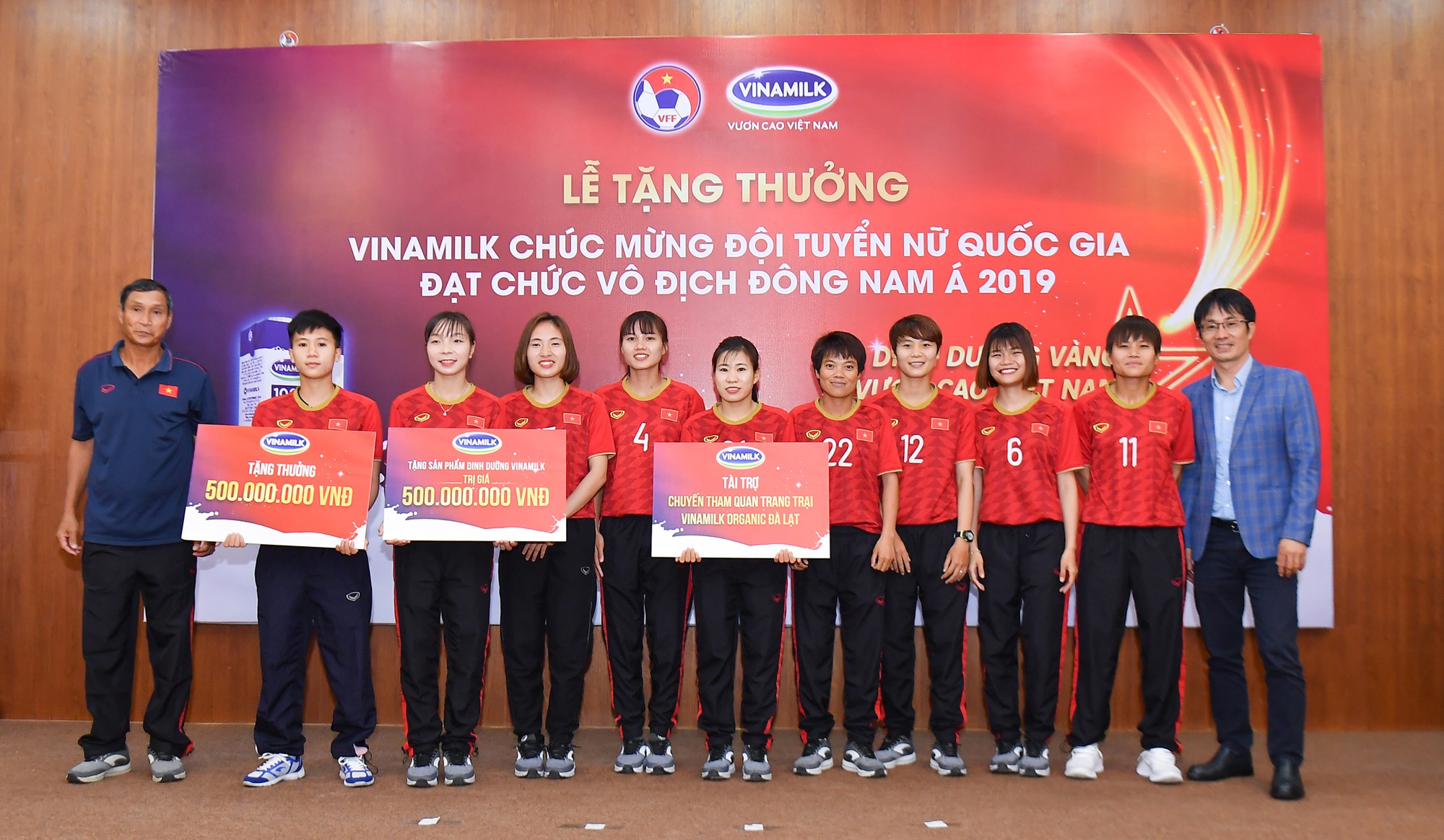 Vinamilk trao thưởng 1 tỉ đồng cho đội tuyển nữ Việt Nam - Ảnh 1. Vinamilk trao thưởng 1 tỉ đồng cho đội tuyển nữ Việt Nam - Ảnh 1.