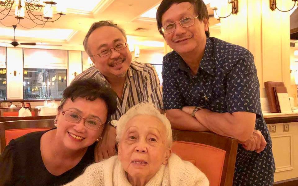 Nghệ sĩ Thái Thị Liên đón tuổi 101 bên NSND Đặng Thái Sơn và con cháu