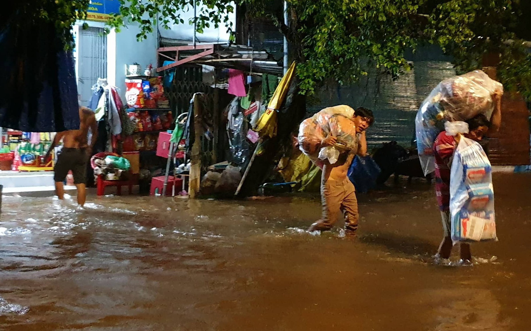 Phú Quốc đêm chạy ngập, nhiều nơi rộng cửa mời bà con tá túc