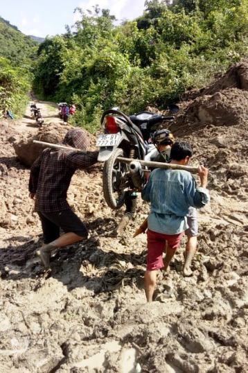 Tháº§y cÃ´ giÃ¡o gÃ¡nh xe mÃ¡y, lá»i bÃ¹n Äáº¿n trÆ°á»ng chuáº©n bá» nÄm há»c má»i - áº¢nh 1.