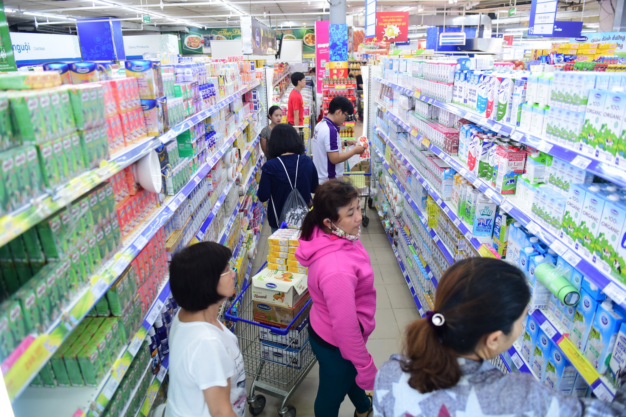 Siêu thị Co.opmart giảm giá gần 200 mặt hàng sữa - Ảnh 1.