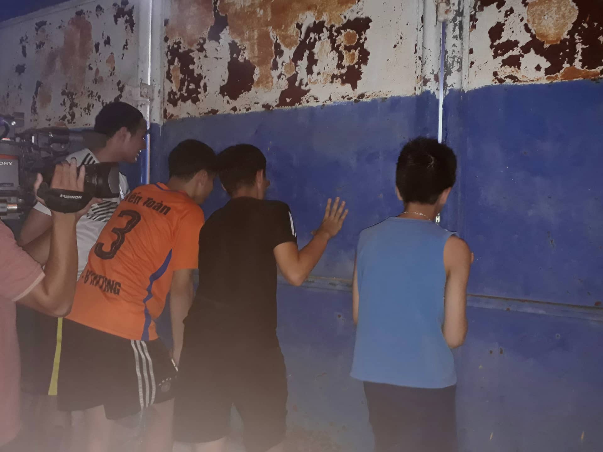 Sân Hàng Đẫy không bóng người, CĐV Hà Nội tiếp sức bên ngoài khán đài B - Ảnh 4.