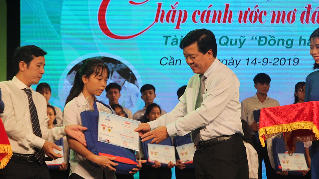 Học vì tương lai, trả ân tình hôm nay - Ảnh 1. Học vì tương lai, trả ân tình hôm nay - Ảnh 1.