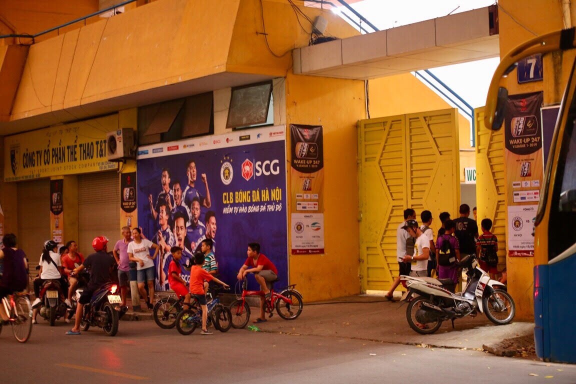 Sân Hàng Đẫy không bóng người, CĐV Hà Nội tiếp sức bên ngoài khán đài B - Ảnh 6.