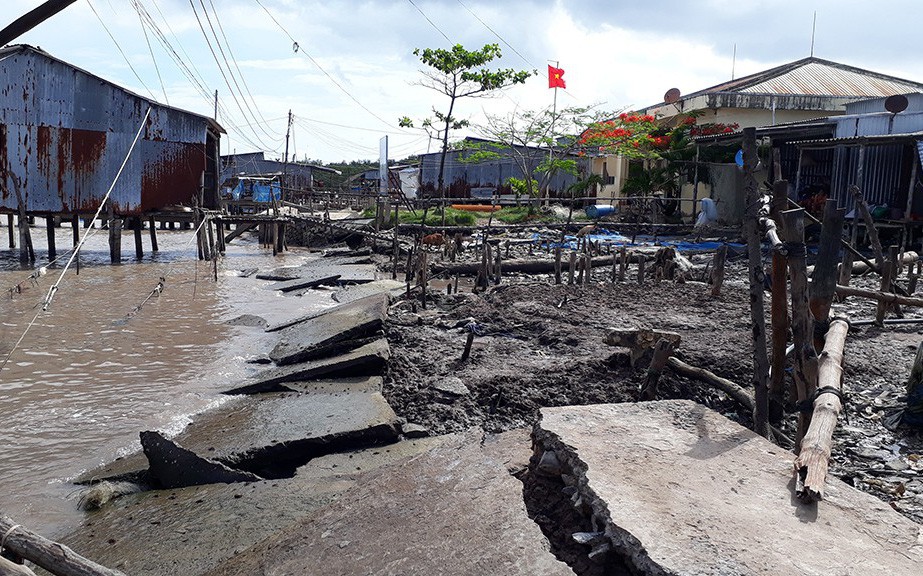 Nhiều xóm làng miền Tây tan tác vì sạt lở