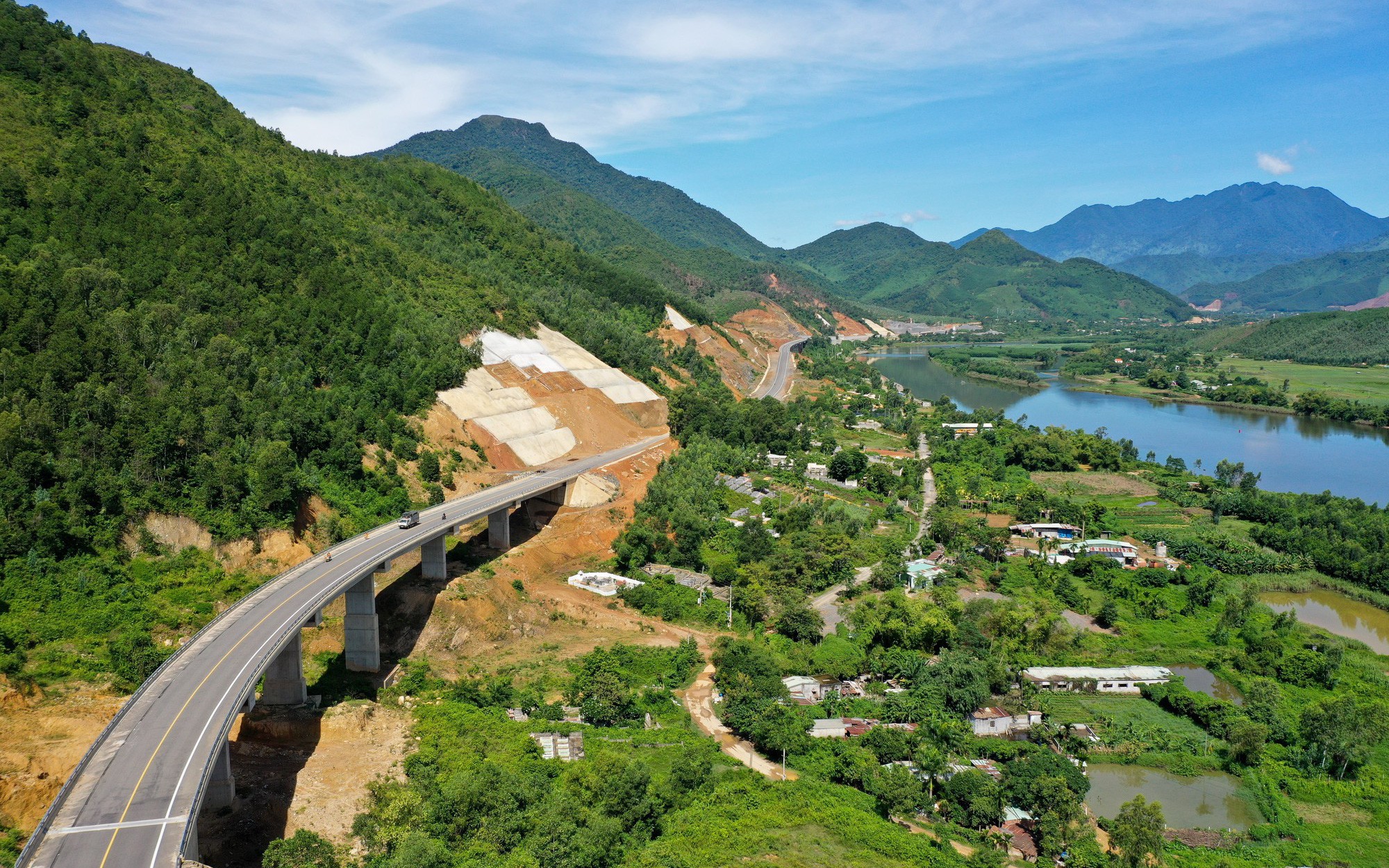 Ngắm cao tốc La Sơn - Túy Loan xuyên vườn quốc gia Bạch Mã