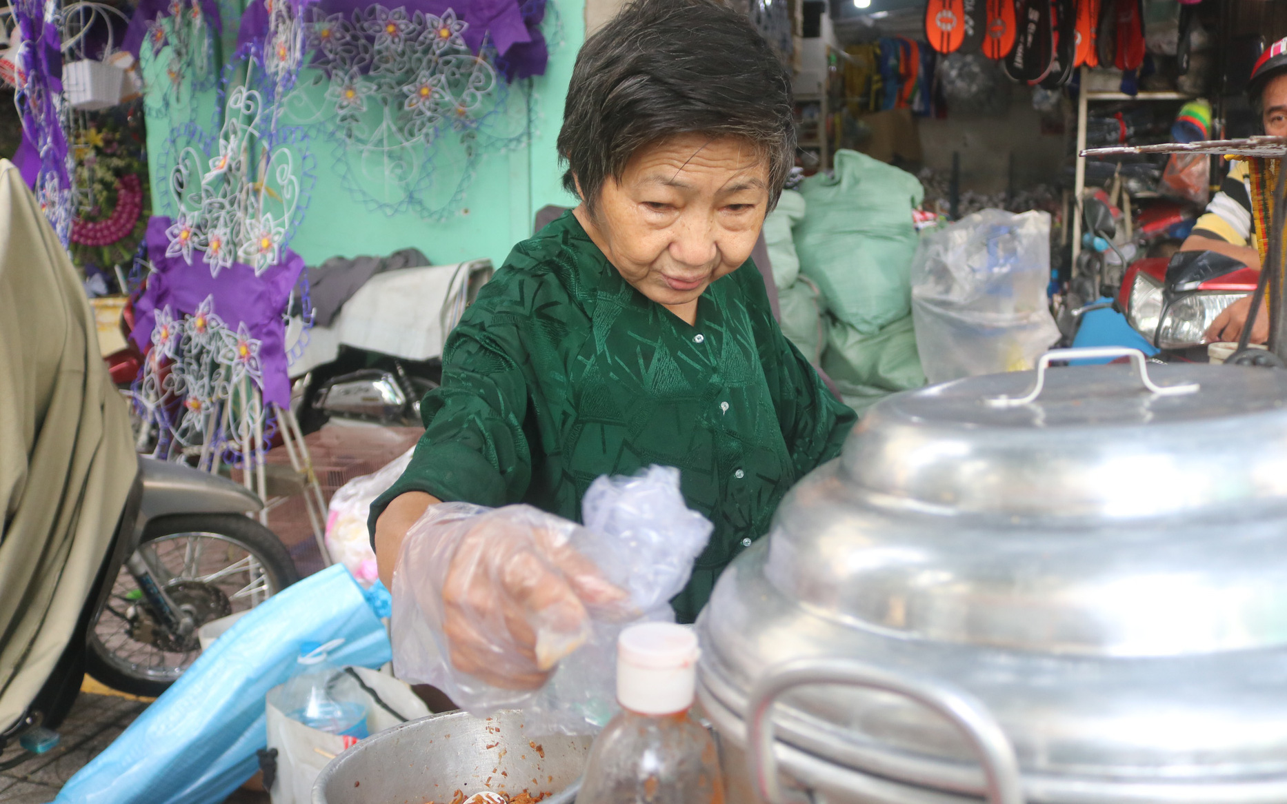 Biết chuyện bà cụ bán xôi nuôi cả gia đình, nhiều người ủng hộ nhiệt tình