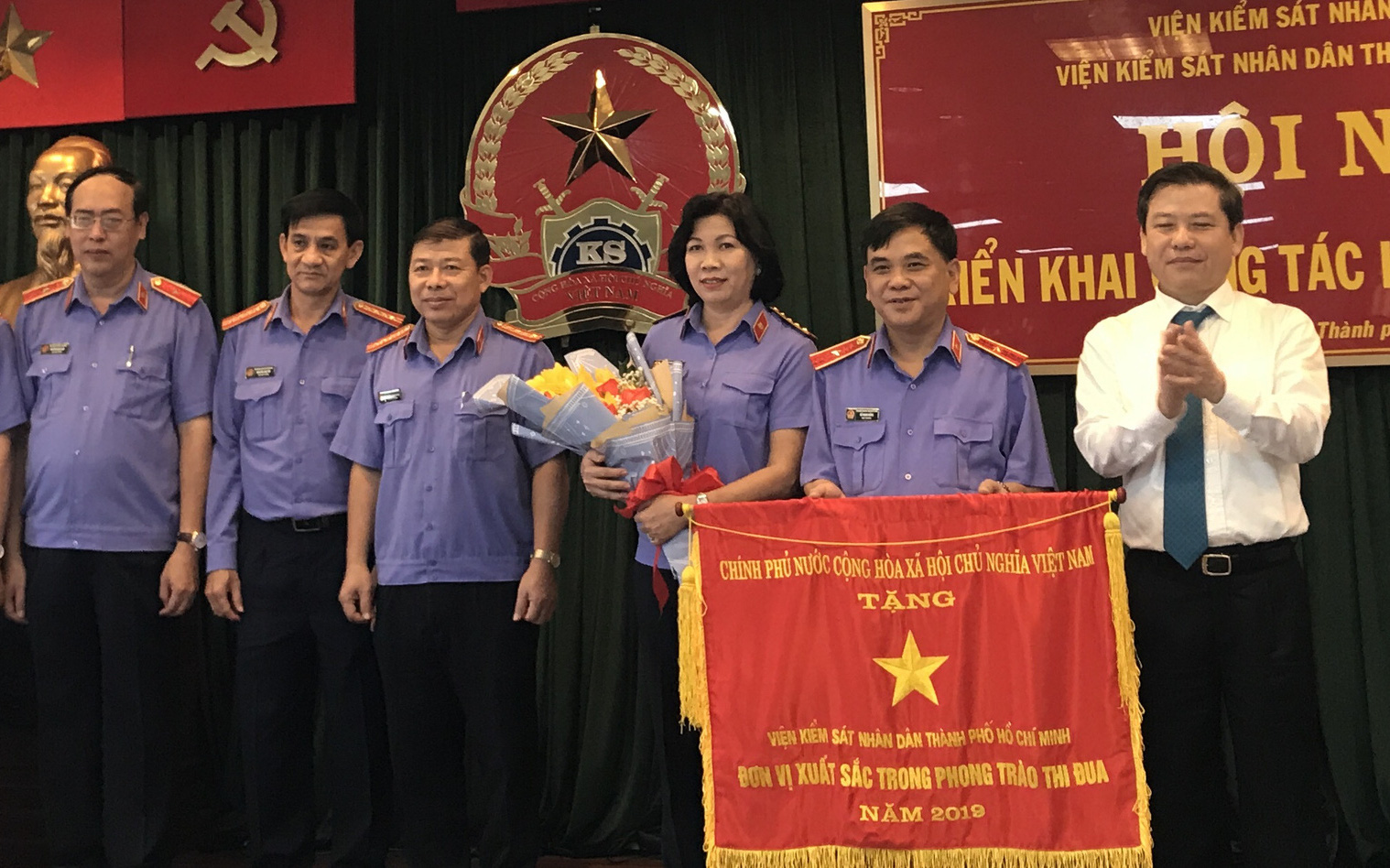 Viện Kiểm sát nhân dân TP.HCM nhận Huân chương Độc lập hạng nhì- Ảnh 4. Viện Kiểm sát nhân dân TP.HCM nhận cờ thi đua của Chính phủ