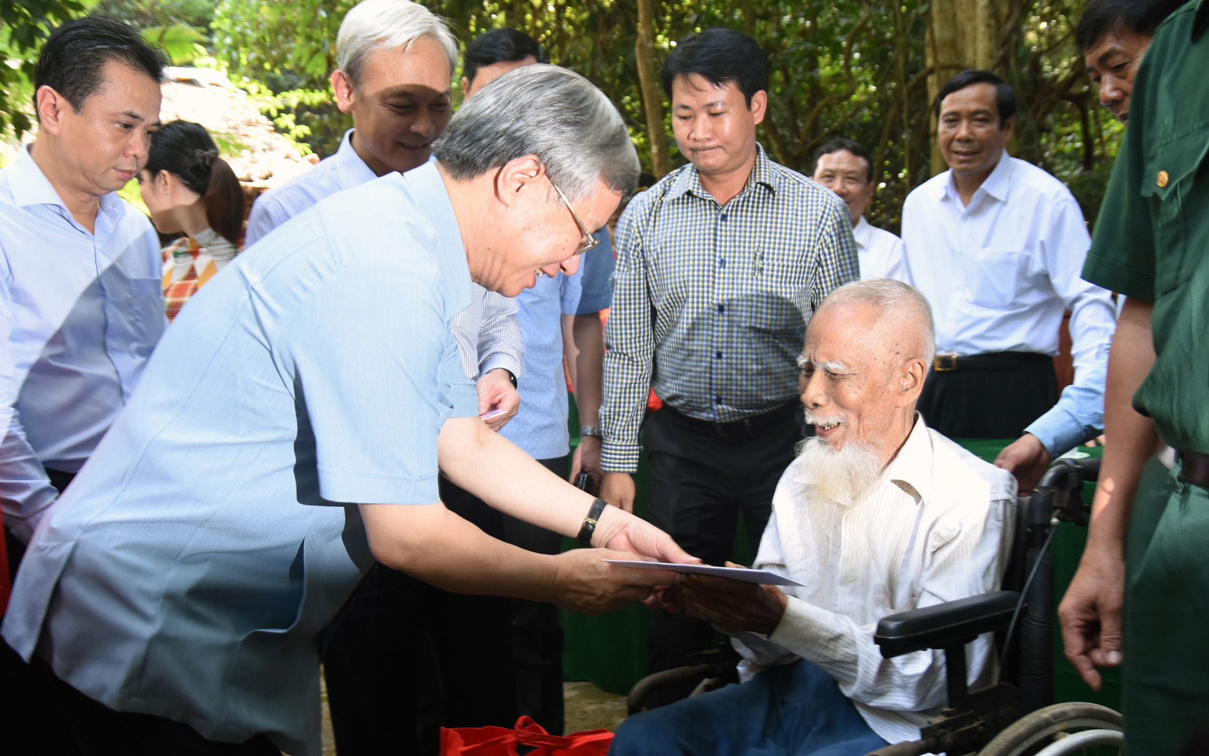 'Về lại chiến khu' căn cứ Trung ương Cục miền Nam- Ảnh 5. Thường trực Ban Bí thư thăm, dâng hương tại di tích Trung ương Cục miền Nam