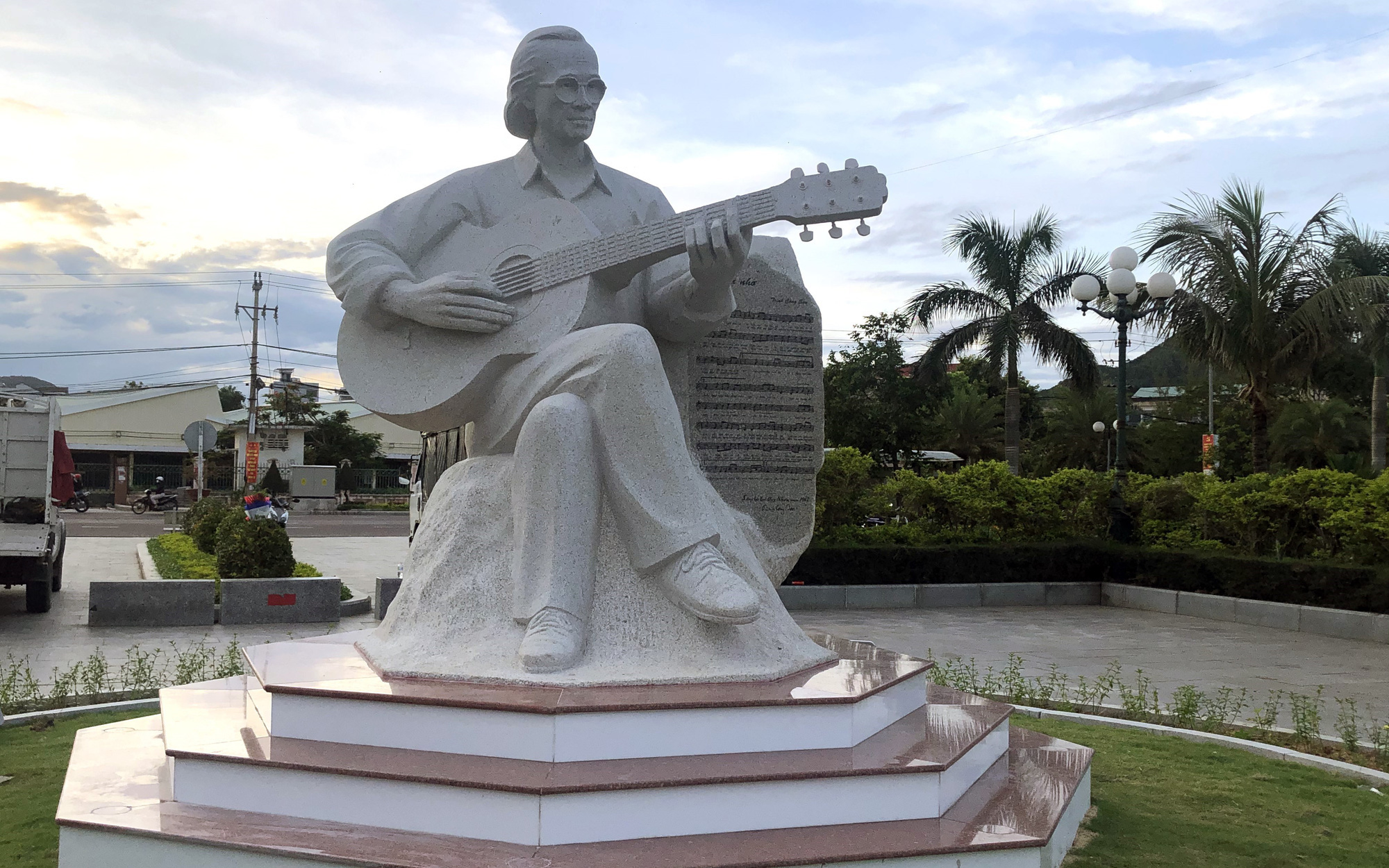 Tượng đồng Trịnh Công Sơn sắp khánh thành ở Huế có gì đặc biệt?- Ảnh 5. Khánh thành tượng nhạc sĩ Trịnh Công Sơn bên bờ biển Quy Nhơn