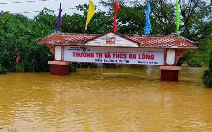Xây trường 63 tỉ nằm cheo leo trên đồi, học sinh không thể học vì sợ... lở núi- Ảnh 8. Trường ngập 3-4m, thầy trò lội bùn sơ tán