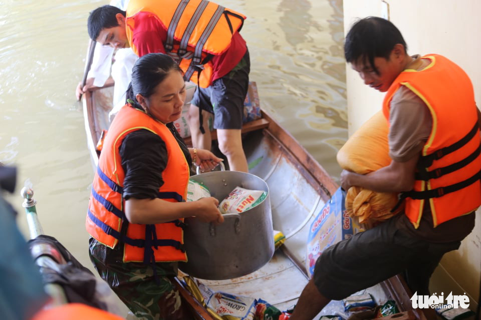 Nước lên nhanh có chỗ 3 mét, dân Quảng Bình tất tả chạy lũ - Ảnh 2.