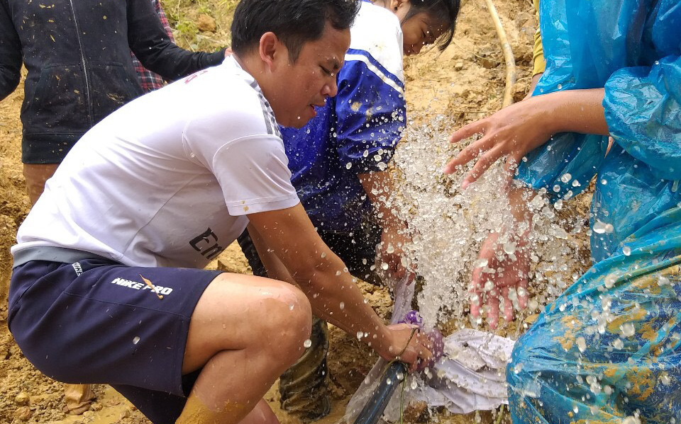 Xây trường 63 tỉ nằm cheo leo trên đồi, học sinh không thể học vì sợ... lở núi- Ảnh 2. Học trò sơ tán, lội 40km bùn đất đi 'học gửi'