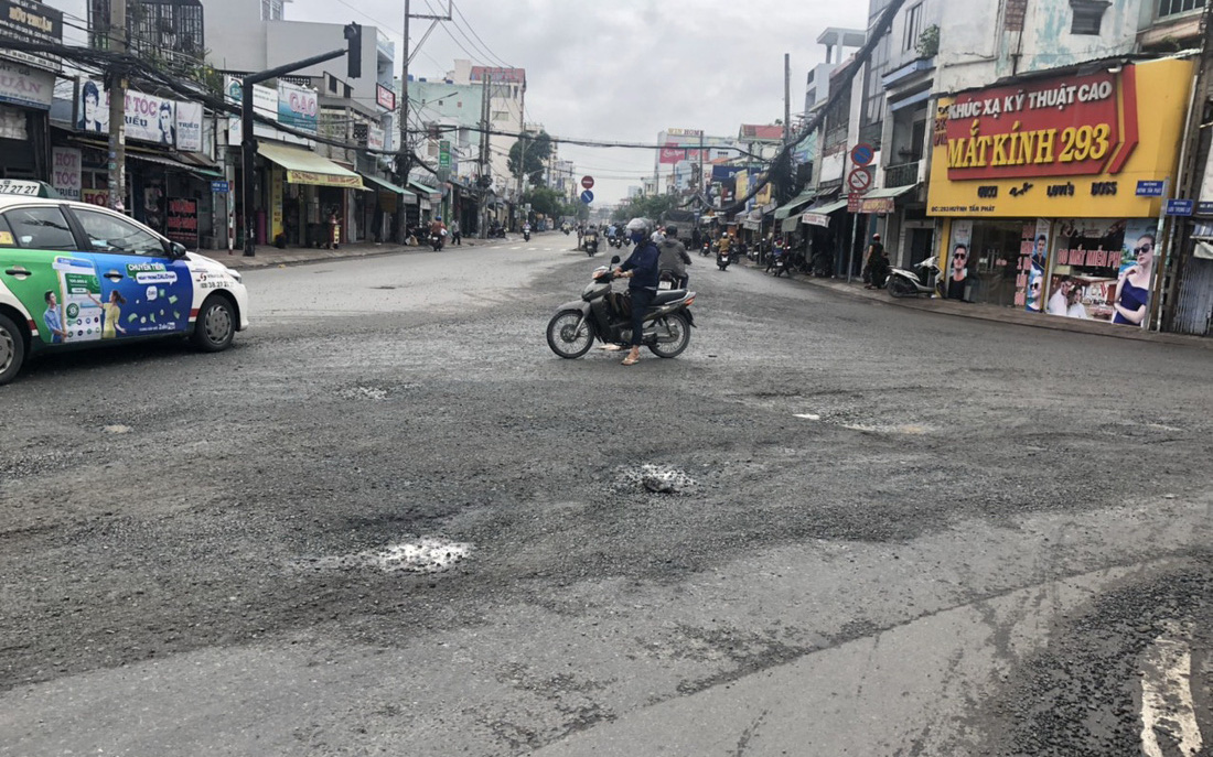 Sửa chữa tuyến đường BOT nối Đồng Nai với Bình Dương, xong trước Tết- Ảnh 4. Đường Huỳnh Tấn Phát mới được nâng cấp 250 tỉ đồng đã bong tróc, đầy ổ gà