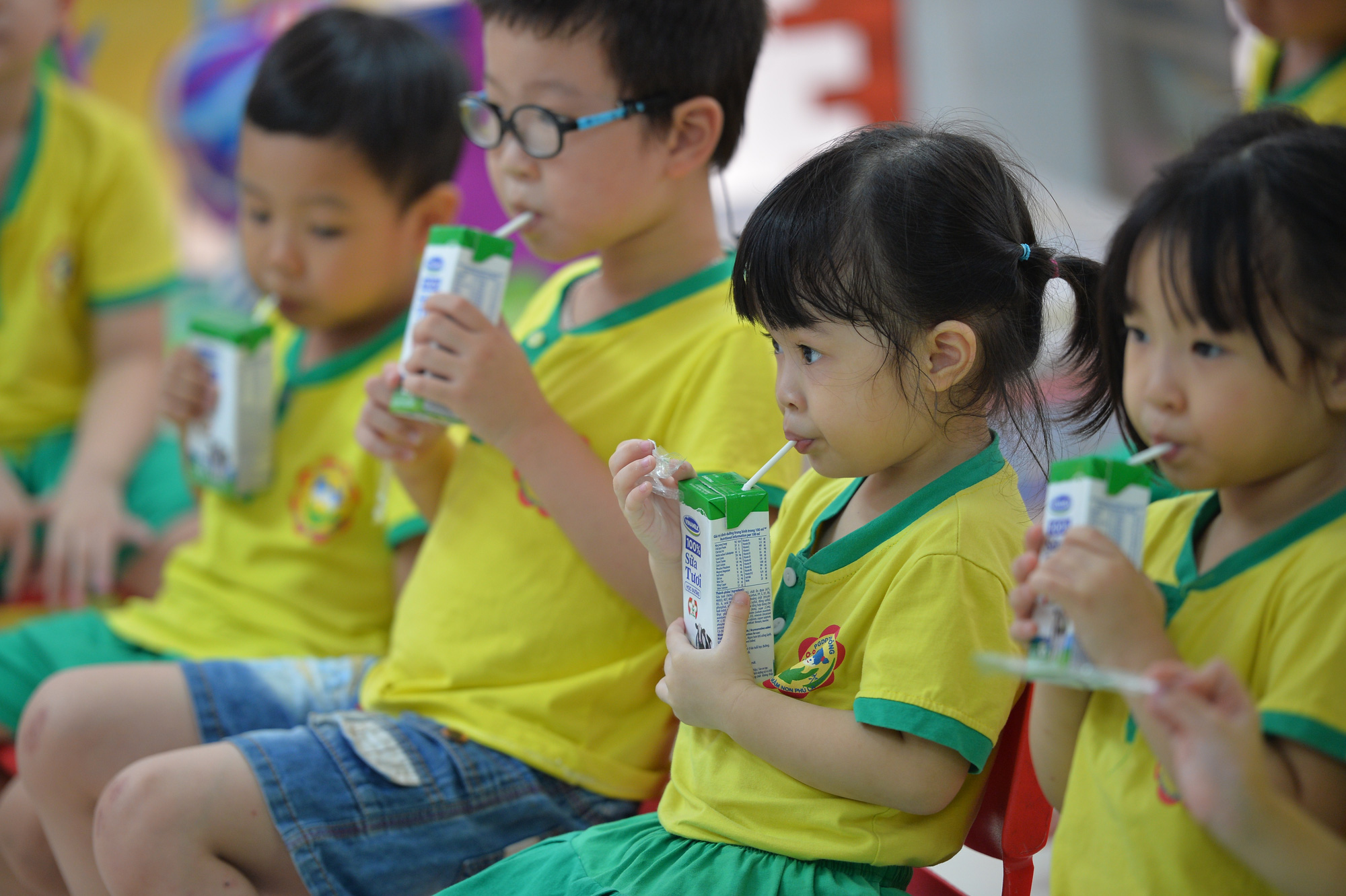 Mới có 25 tỉnh thành triển khai cho học sinh uống sữa học đường - Ảnh 1.