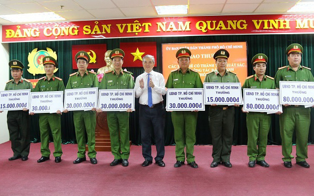 Khen thưởng 5 người nhặt và nộp lại ma túy trôi dạt vào bờ biển- Ảnh 3. TP.HCM khen thưởng phá án ma túy xuyên quốc gia