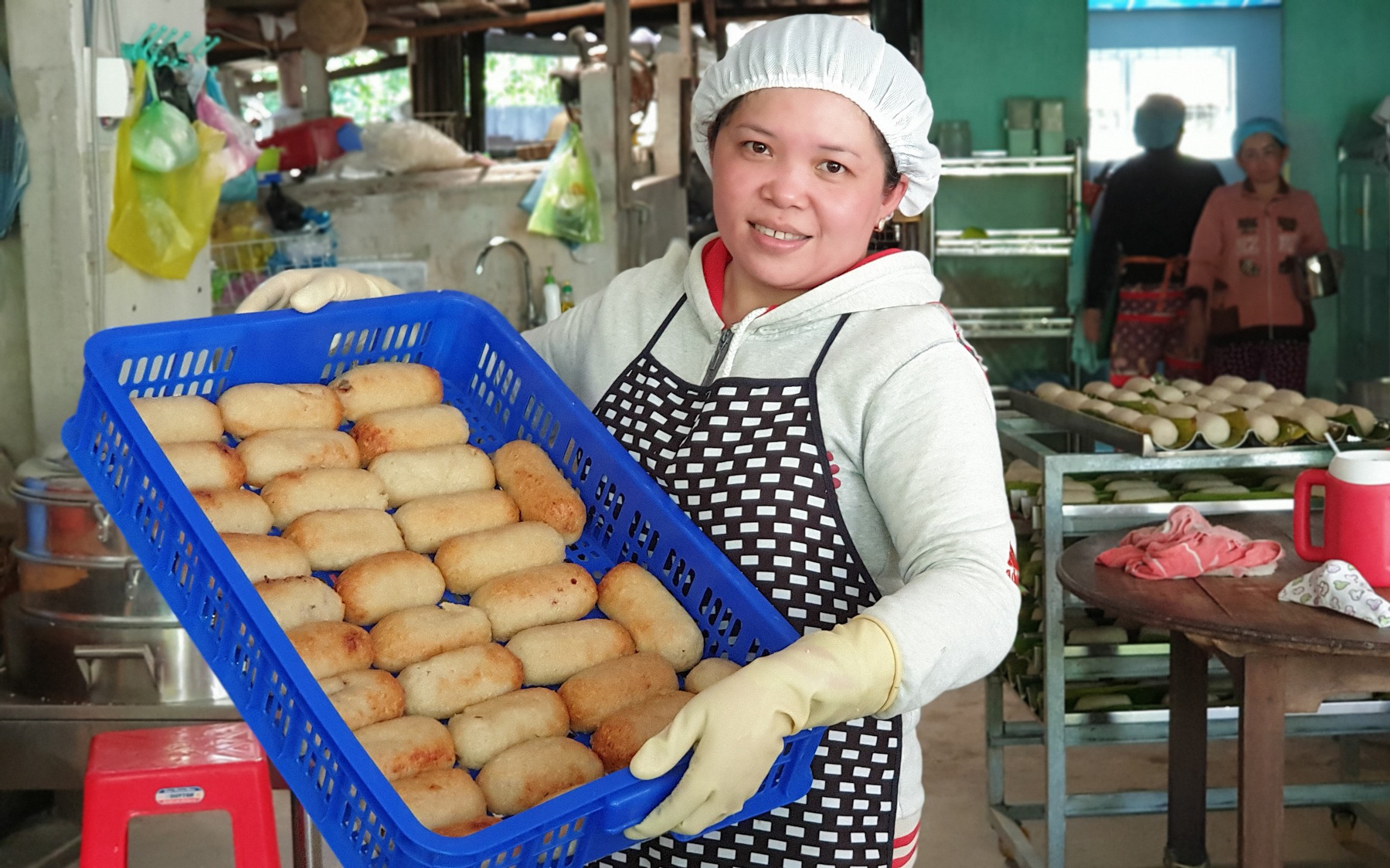 Tiệm chuối nếp nướng trong hẻm mà chủ tiệm cũng không biết sao mà đông thế - Ảnh 8.