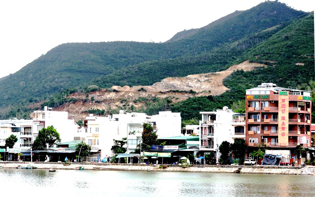 Dân chết thảm vì sạt lở hơn 6 năm, dự án tái định cư còn đang ‘nghiên cứu’ - Ảnh 5.
