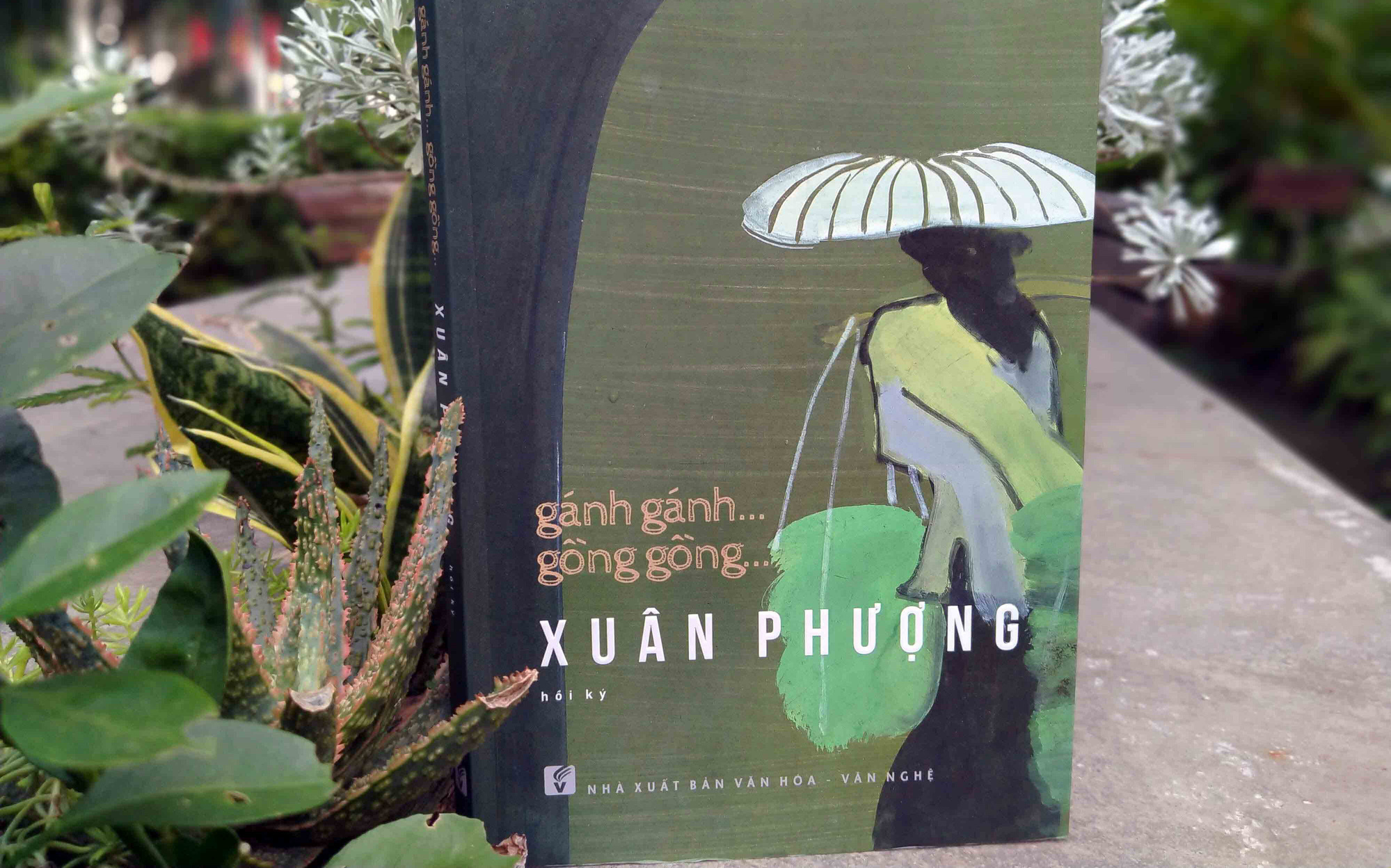 Đạo diễn 95 tuổi Xuân Phượng kể về những lần mang chuông đi đánh xứ người trong 'Khắc đi… Khắc đến'- Ảnh 4. Cuốn sách viết ở tuổi 92 của nữ đạo diễn Xuân Phượng