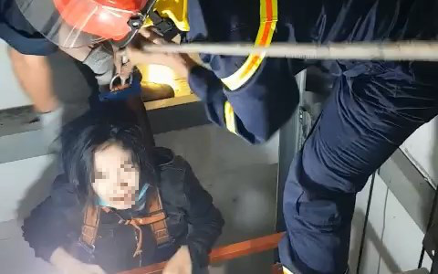 9 người mắc kẹt trong thang máy ở Hà Nội được cảnh sát giải cứu - Ảnh 2.
