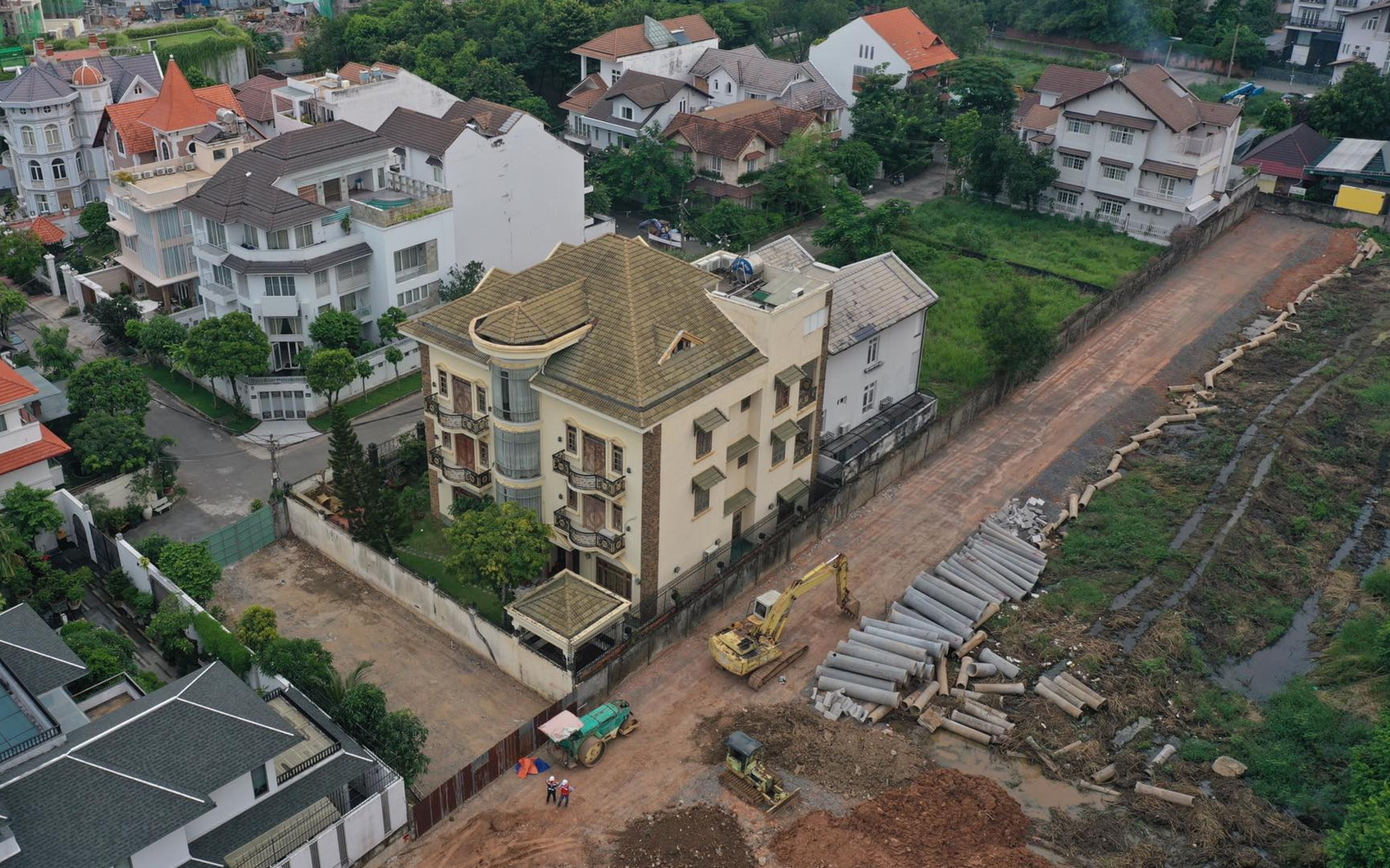 Dự án biệt thự kề khu đô thị mới Thủ Thiêm 23 năm thiếu đường đi vào- Ảnh 3. 20 năm không có đường làm nhà vì... bên muốn kết nối, bên không đồng tình