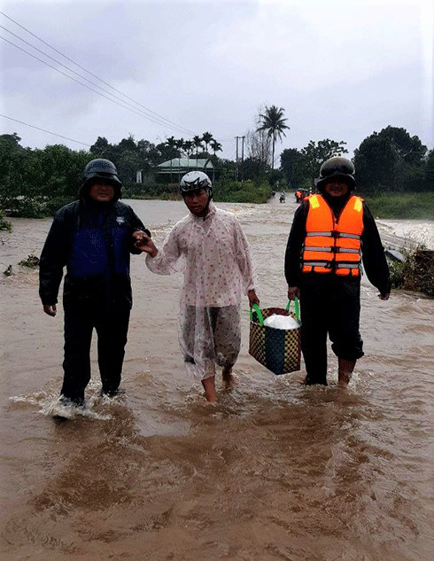 Nhiều vùng ngập lụt, Khánh Hòa cho học sinh nghỉ học - Ảnh 1.