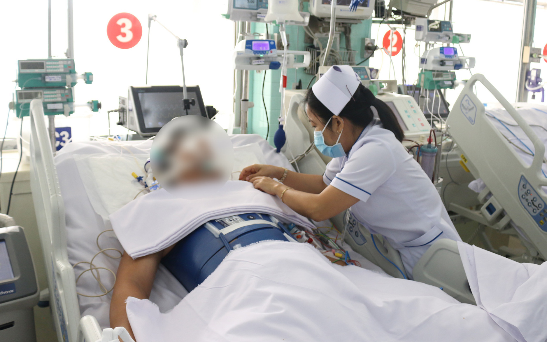 Hạ thân nhiệt 24h, cứu nam bệnh nhân ngưng tim, ngưng thở sau khi bị cúm - Ảnh 3.