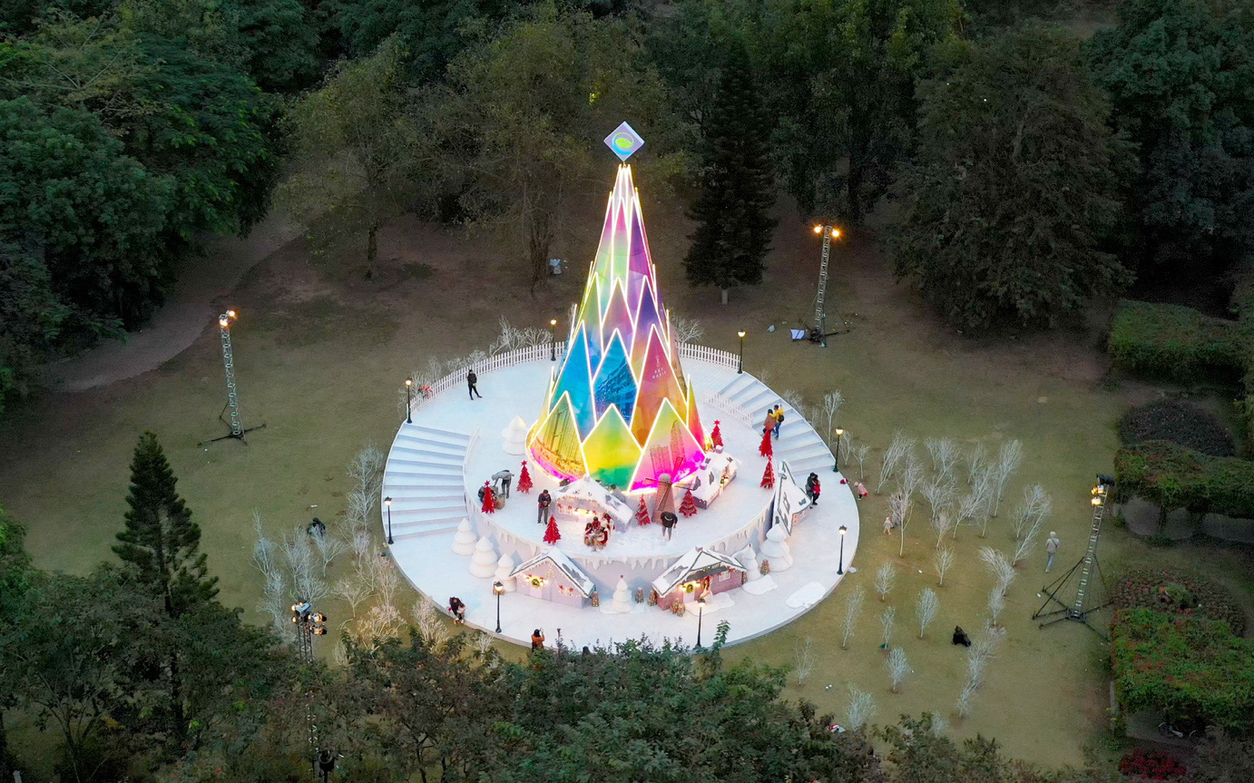 Khu rừng pha lê cùng cây thông giáng sinh nhiều màu sắc mùa Noel 2024- Ảnh 9. Giáng sinh ‘tuyết trắng’ cùng búp măng Noel khổng lồ ở Ecopark