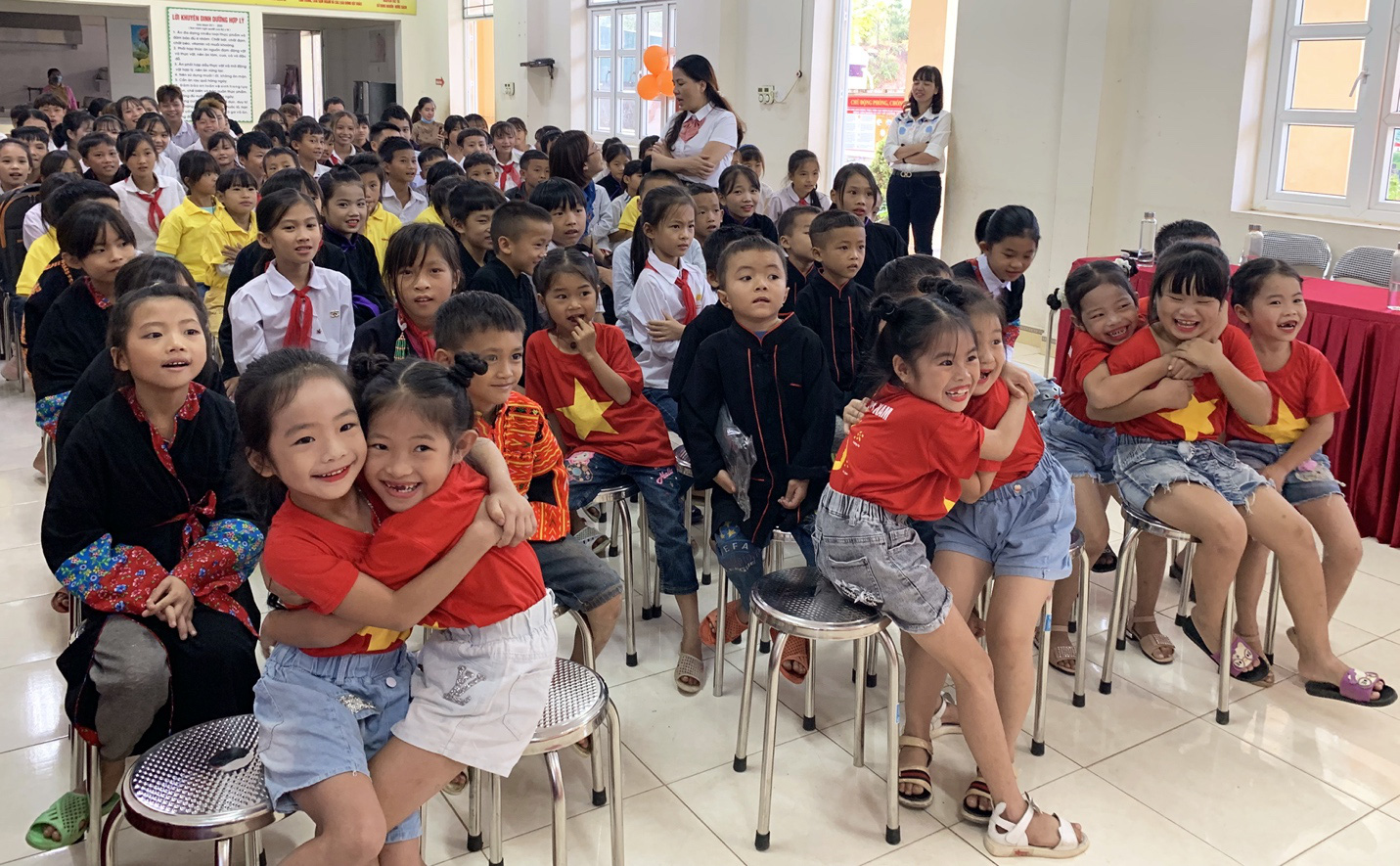 Hoàn tất trao tặng 100 Rạp Phim Trường Em do FPT Play và TCL tổ chức - Ảnh 2. Hoàn tất trao tặng 100 Rạp Phim Trường Em do FPT Play và TCL tổ chức - Ảnh 2.