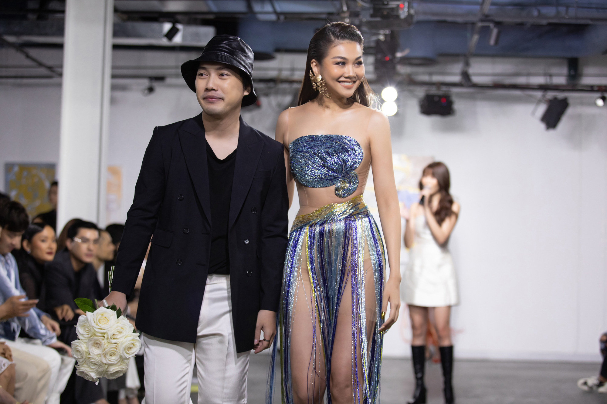 Hoa hậu Việt Nam 2020 Đỗ Thị Hà cùng siêu mẫu Thanh Hằng trong thiết kế tái chế - Ảnh 5.